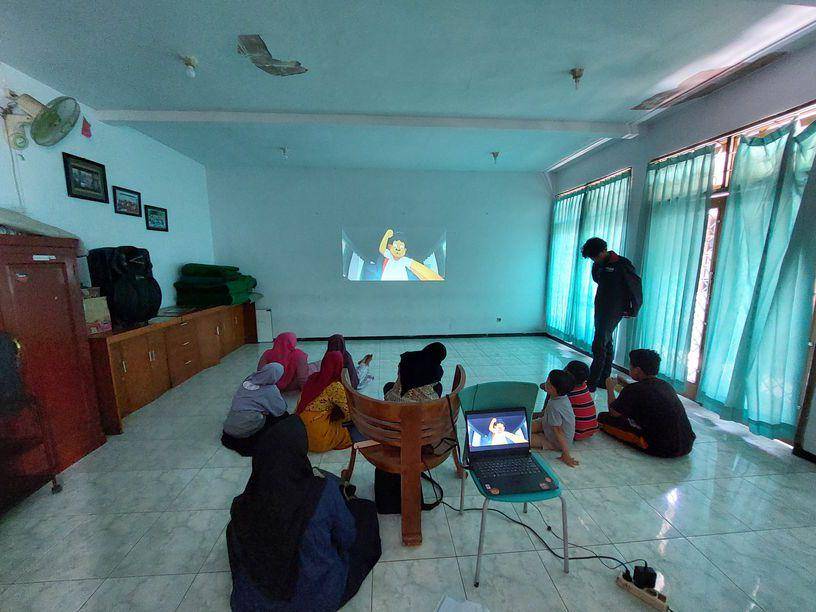 Nonton bersama anak-anak Panti Asuhan Al-Hikmah