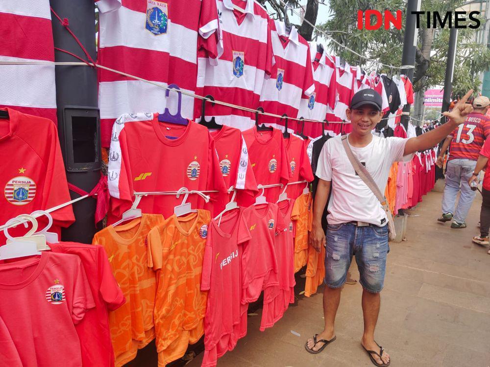 Jual Atribut Persija, Pedagang di Stadion Patriot Untung hingga Rp17 Juta