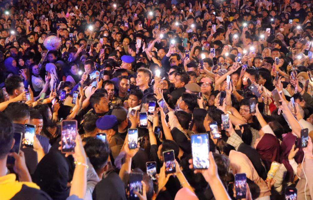 Warga Palembang Serbu Aisar Khaled di Festival Sungai Musi