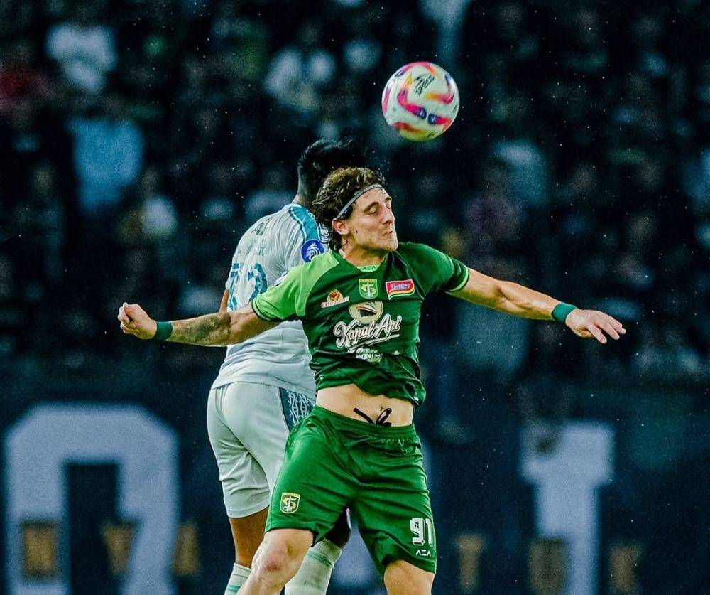Pemain asing Persebaya, Dejan Tumbas saat duel dengan pemain PSBS Biak. Instagram @officialpersebaya.
