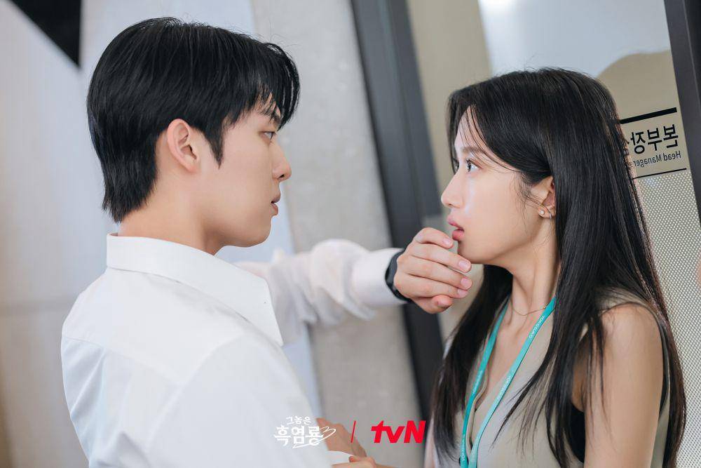 cuplikan Choi Hyun Wook dan Moon Ga Young di drama My Dearest Nemesis (dok. tvN/My Dearest Nemesis)
