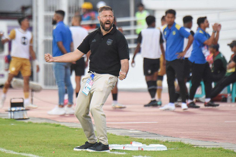 Ekspresi pelatih Borneo FC Samarinda Joaquin Gomez saat menyaksikan anak asuhnya melawan PS Barito Putera dalam pertandingan Liga 1 di Stadion Segiri Samarinda, Kalimantan Timur, Minggu (16/2/2025). ANTARA FOTO/M Risyal Hidayat/Spt.