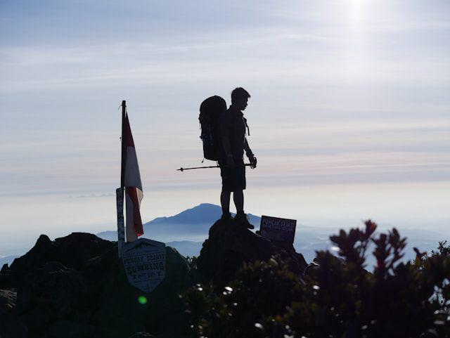Kenapa Gak Boleh Pakai Baju Hijau saat Mendaki Gunung?