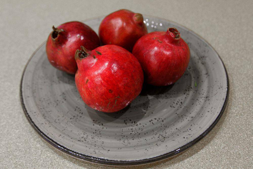 ilustrasi buah delima atau pomegranate (unsplash.com/Colin Watts)