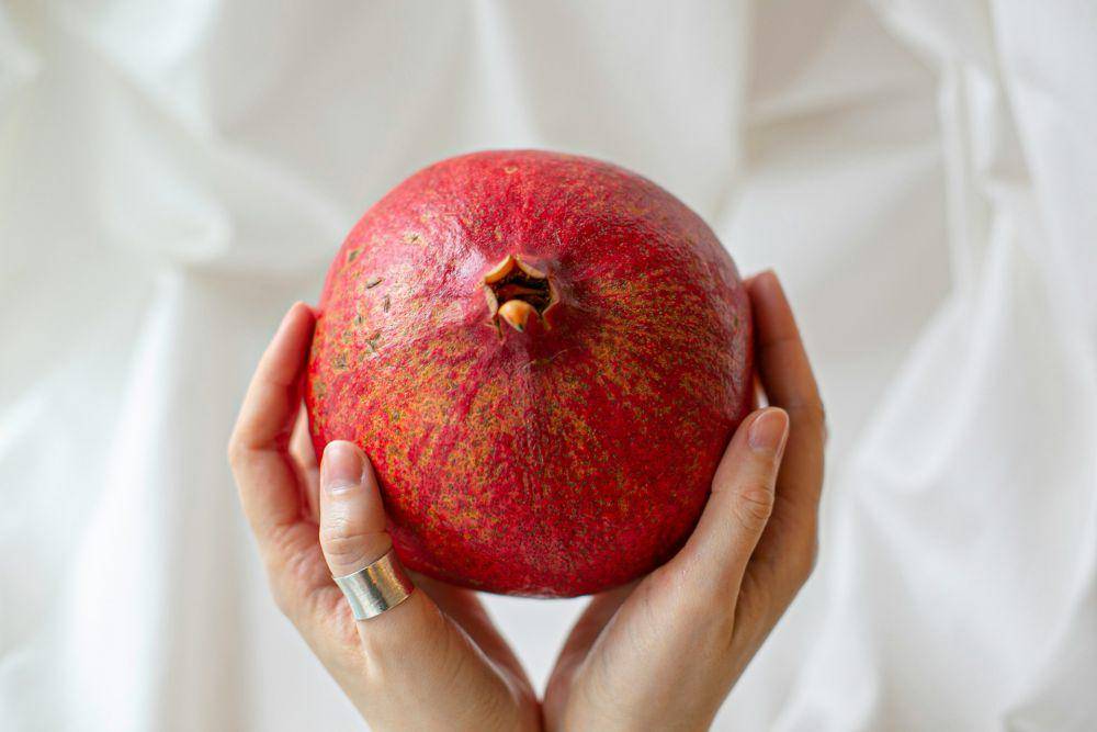 ilustrasi buah delima atau pomegranate (unsplash.com/Evie Fjord)