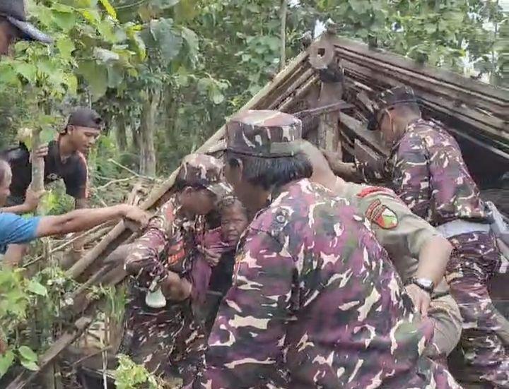 Nenek Tunanetra di Ngawi Tertimbun Rumahnya yang Roboh