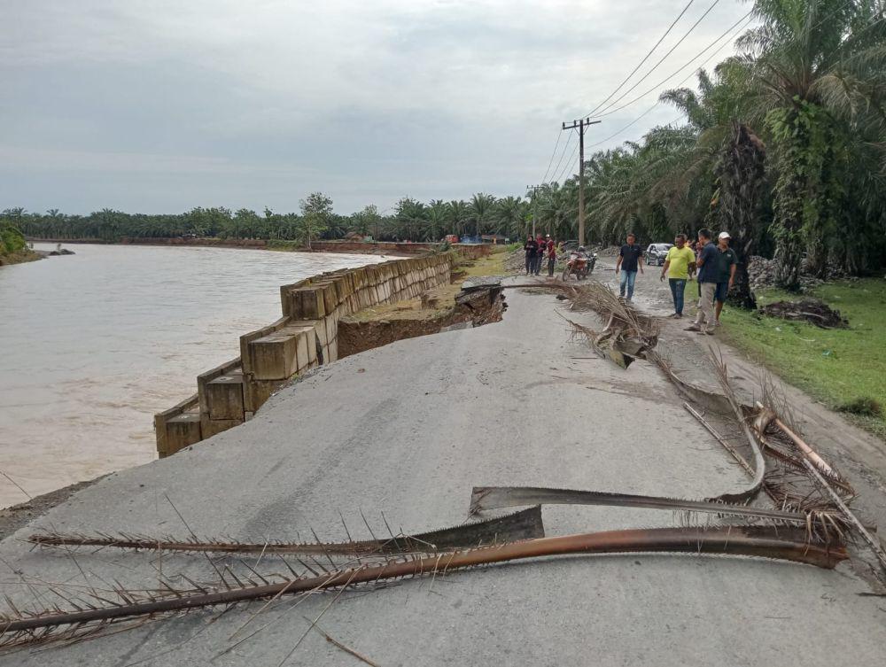 Air Sungai Meluap, Jalan Menuju Wisata Tangkahan Dialihkan