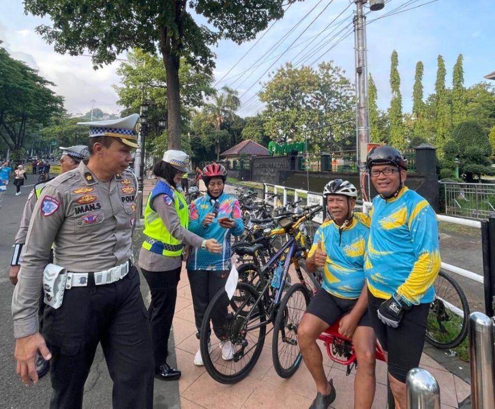 Kasubsatgas Dikmas OKC 2025, Kompol Iman Sudiyantoro sosialisasikan pengguna sepeda listrik. (IDN Times/Fariz Fardianto)