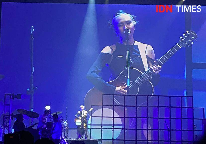 konser NIKI "BUZZ AROUND THE WORLD TOUR" hari kedua di BCIS, Jakarta, Minggu (16/2/2025) (dok. IDN Times/Rani Asnurida)