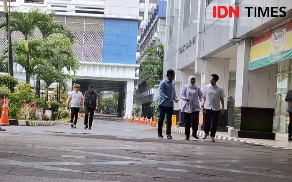 Gubernur dan Wakil Gubernur terpilih Jawa Timur Khofifah Indar Parawansa dan Emil Elistianto Dardak akan menjalani tes kesehatan di Kementerian Dalam Negeri (Kemendagri), Minggu (16/2/2025). (IDN Times/Amir Faisol)