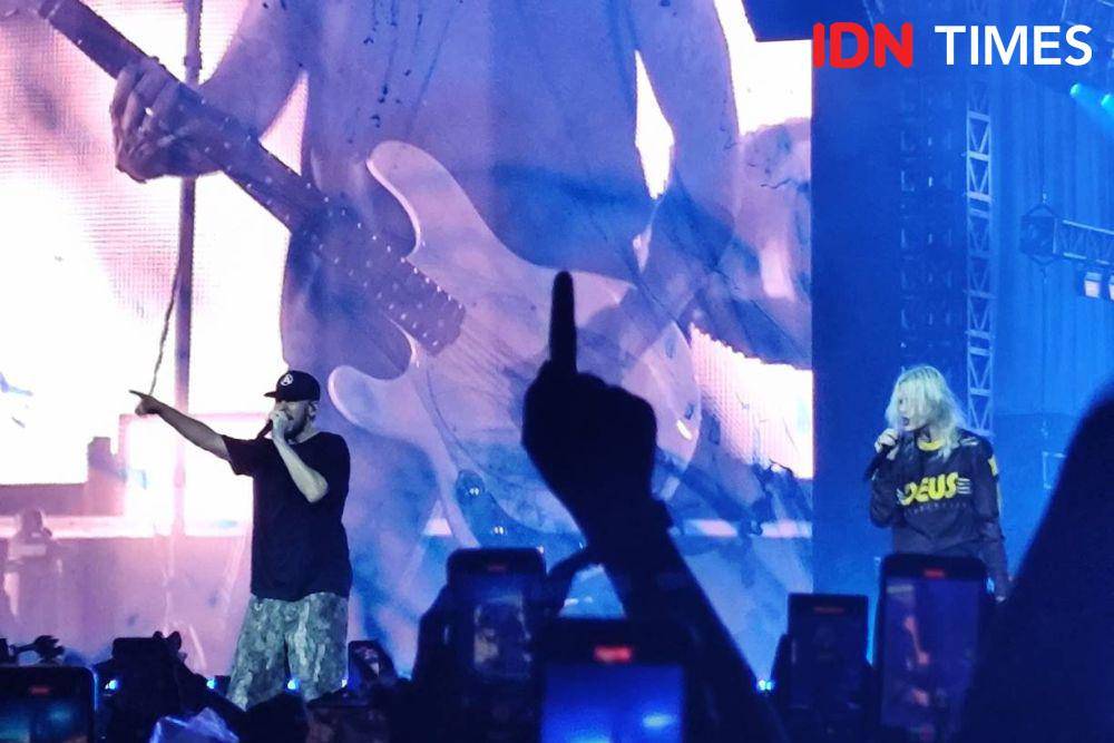 Emily Armstrong dan Mike Shinoda dalam konser Linkin Park From Zero World Tour di Stadion Madya, GBK, Minggu (16/2/2025). (dok. IDN Times/Shandy Pradana)