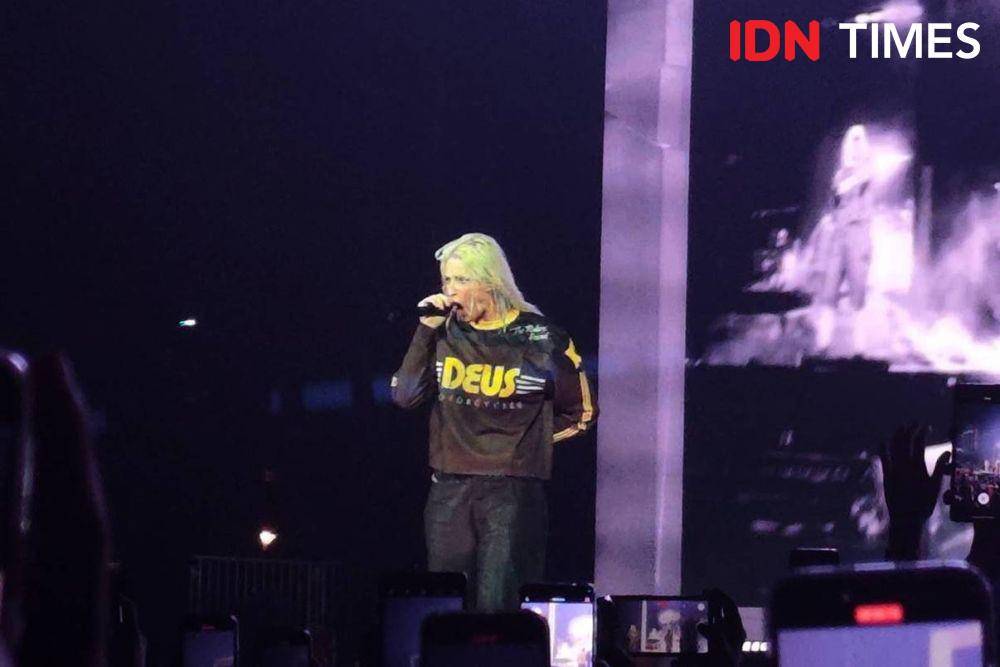 Emily Armstrong dalam konser Linkin Park From Zero World Tour di Stadion Madya, GBK, Minggu (16/2/2025). (dok. IDN Times/Shandy Pradana)