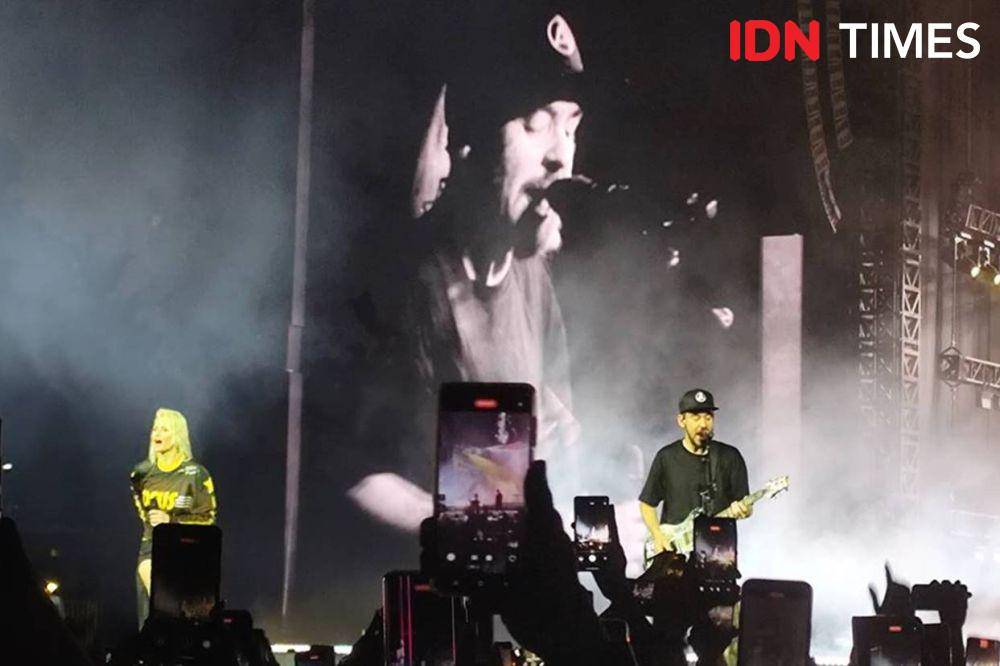 Emily Armstrong dan Mike Shinoda dalam konser Linkin Park From Zero World Tour di Stadion Madya, GBK, Minggu (16/2/2025). (dok. IDN Times/Shandy Pradana)