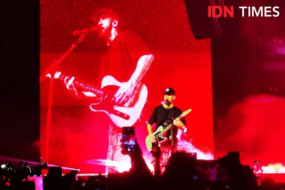 Mike Shinoda dalam konser Linkin Park From Zero World Tour di Stadion Madya, GBK, Minggu (16/2/2025). (dok. IDN Times/Shandy Pradana)