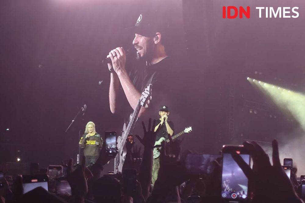 Emily Armstrong dan Mike Shinoda dalam konser Linkin Park From Zero World Tour di Stadion Madya, GBK, Minggu (16/2/2025). (dok. IDN Times/Shandy Pradana)