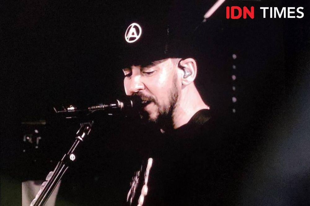 Mike Shinoda dalam konser Linkin Park From Zero World Tour di Stadion Madya, GBK, Minggu (16/2/2025). (dok. IDN Times/Shandy Pradana)