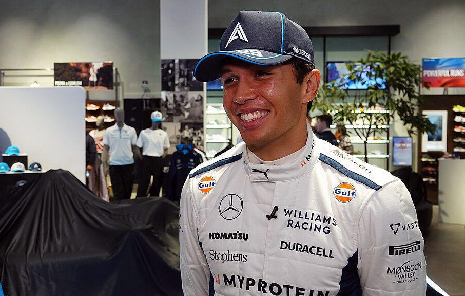 Alex Albon Siap Hadapi Carlos Sainz di Formula 1 2025