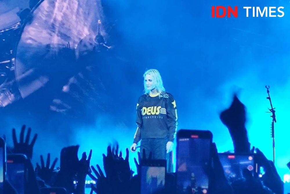 Emily Armstrong dalam konser Linkin Park From Zero World Tour di Stadion Madya, GBK, Minggu (16/2/2025). (dok. IDN Times/Shandy Pradana)
