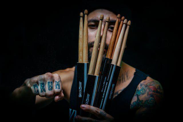 5 Perbedaan Bahan Stick Drum yang Drummer Wajib Tahu, Cek Bro!