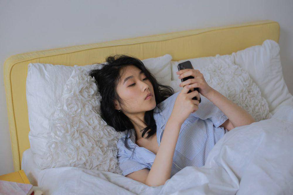 ilustrasi perempuan memegang handphone (pexels.com/cottonbro studio)