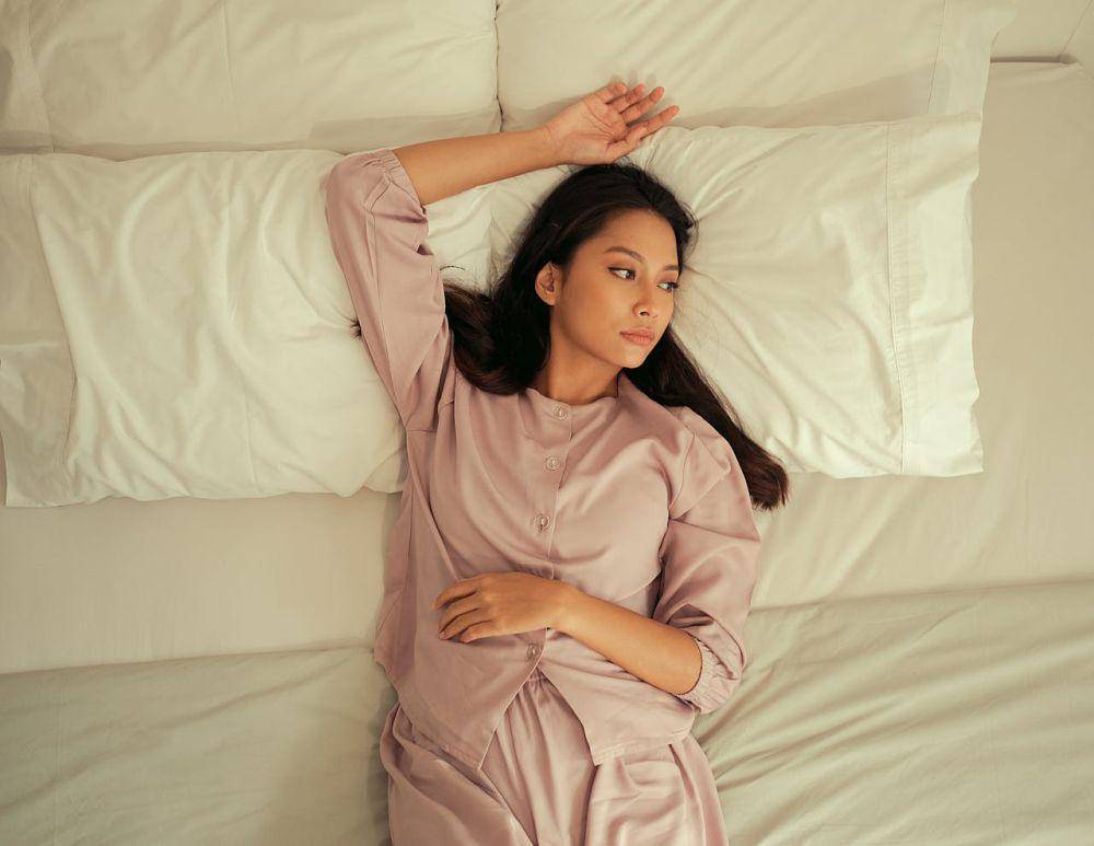 ilustrasi perempuan melamun di atas kasur (pexels.com/Fikry Pradana)