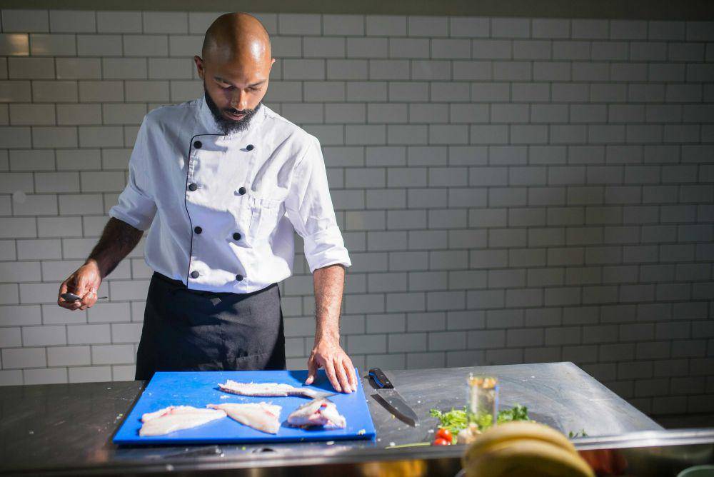 Ilustrasi chef memotong ikan (pexels.com/Kampus Production)