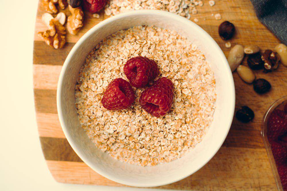 ilustrasi semangkuk oatmeal (pexels.com/Mateusz Feliksik)