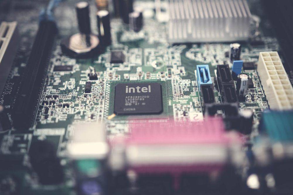 ilustrasi prosesor intel pada laptop (pexels.com/Pok Rie)