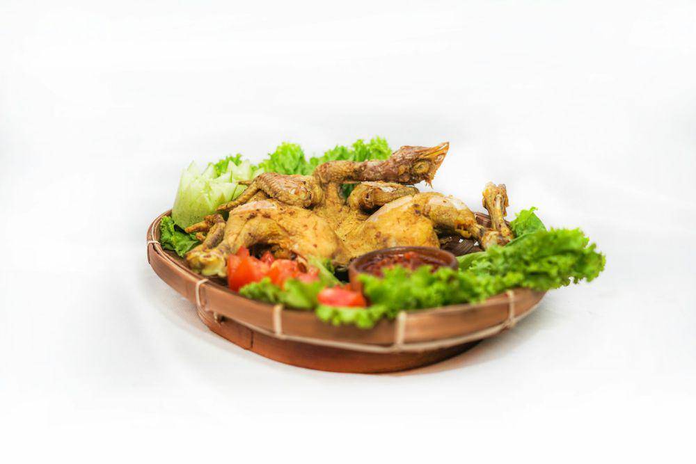 Ilustrasi ayam goreng dan lalapan (unsplash.com/Ridwan Abdurrohman)