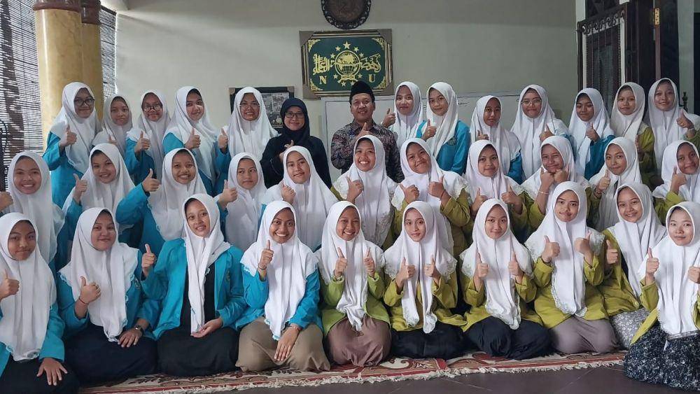 Ilustrasi - Kepala Pusat Pembiayaan Pendidikan Agama dan Pendidikan Keagamaan (Puspenma) pada Sekretariat Jenderal Kementerian Agama Ruchman Basori saat foto bersama santriwati di Jombang, Jawa Timur. (Dok. Kemenag)