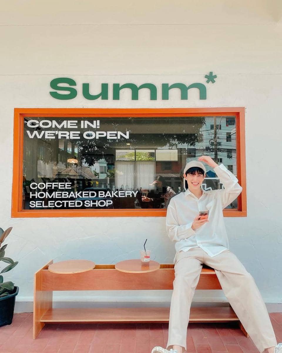 mix and match celana putih ala Both Nattapong (instagram.com/bbbothhh)