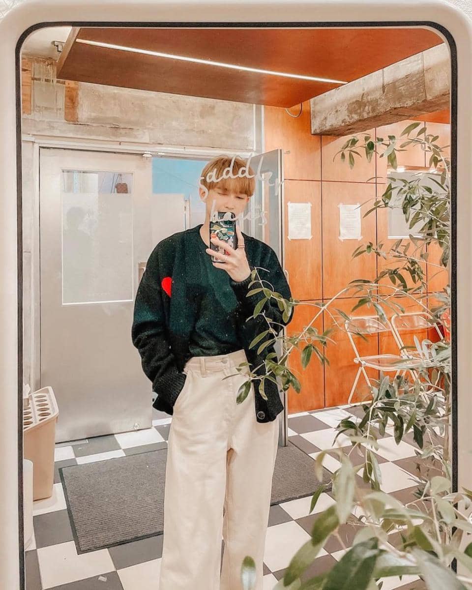 mix and match celana putih ala Both Nattapong (instagram.com/bbbothhh)