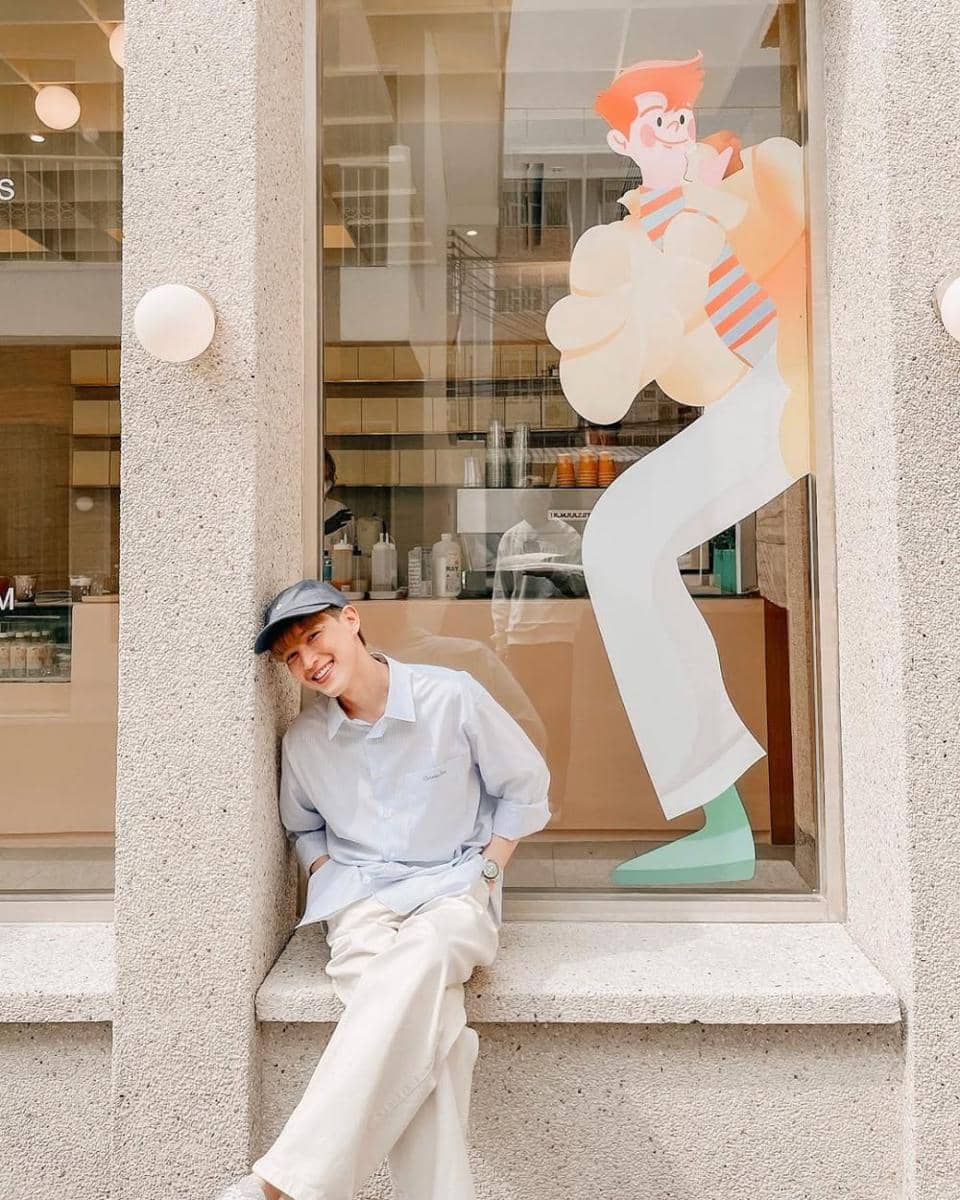 mix and match celana putih ala Both Nattapong (instagram.com/bbbothhh)