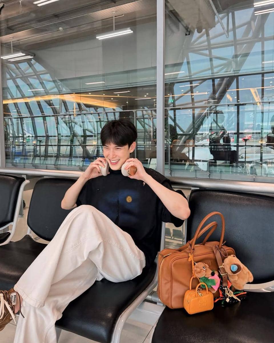 mix and match celana putih ala Both Nattapong (instagram.com/bbbothhh)