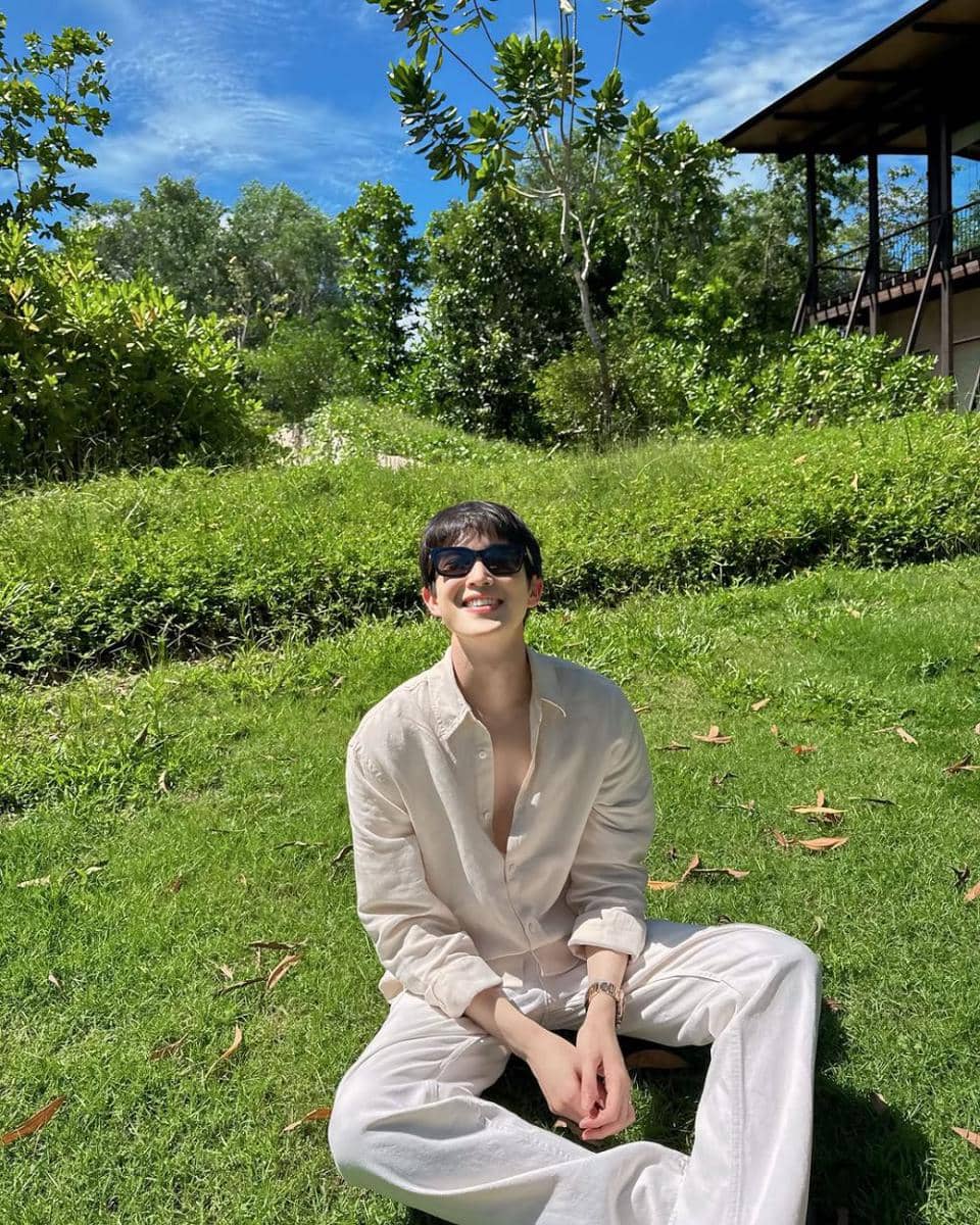 mix and match celana putih ala Both Nattapong (instagram.com/bbbothhh)