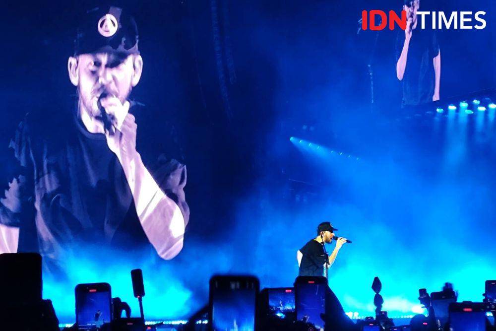 Mike Shinoda dalam konser Linkin Park From Zero World Tour di Stadion Madya, GBK, Minggu (16/2/2025). (dok. IDN Times/Shandy Pradana)