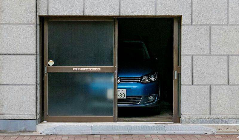 ilustrasi tampak depan dari sebuah garasi mobil (unsplash.com/the blowup)