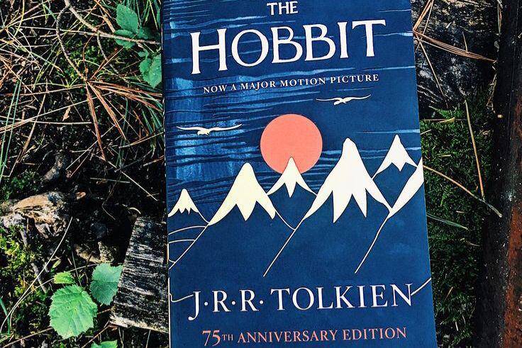 Rekomendasi buku fiksi fantasi karya J.R.R. Tolkien yang harus kamu baca. (Pinterest/Katie H)