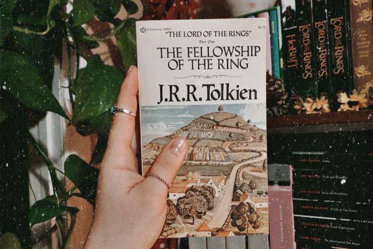 Rekomendasi buku fiksi fantasi karya J.R.R. Tolkien yang harus kamu baca. (Pinterest/acottagehobbit)