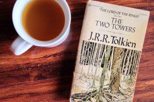 Rekomendasi buku fiksi fantasi karya J.R.R. Tolkien yang harus kamu baca. (Pinterest/Lacy Anderson)