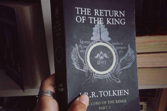 Rekomendasi buku fiksi fantasi karya J.R.R. Tolkien yang harus kamu baca. (Pinterest/Alexandrian Archives)