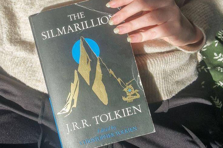 Rekomendasi buku fiksi fantasi karya J.R.R. Tolkien yang harus kamu baca. (Pinterest/Uptown Oracle’s)