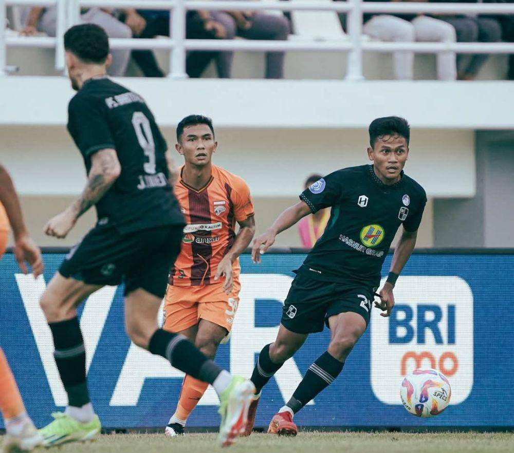 Aksi pemain PS Barito Putera (jersey hitam) pada laga melawan Borneo FC, Minggu (16/2/2025) sore. (Dok. Facebook PS Barito Putera)