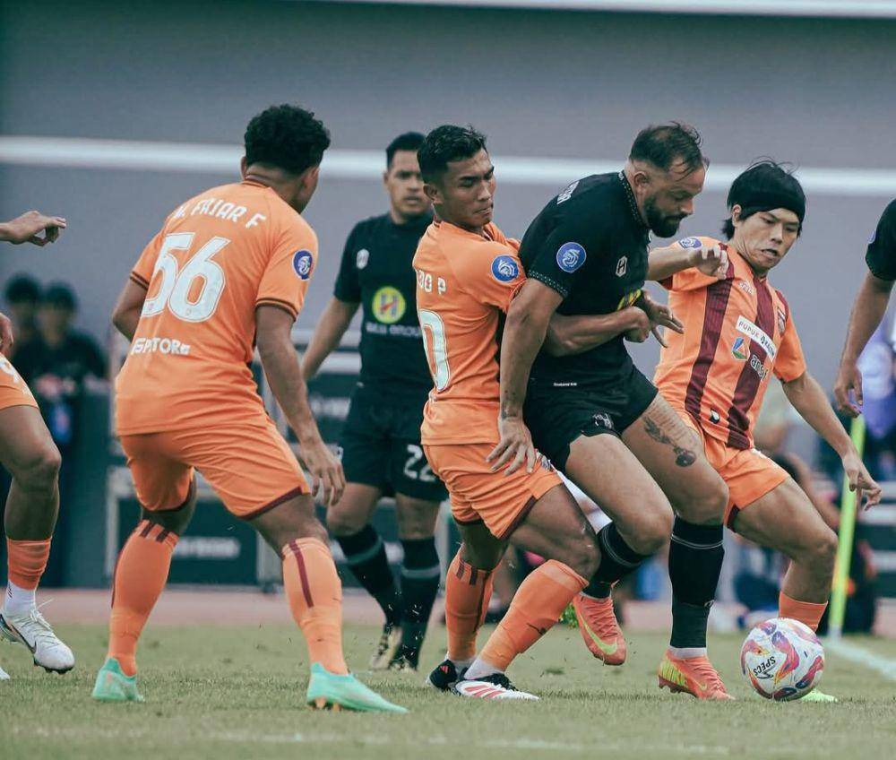 PS Barito Putera (jersey hitam) dipaksa menelan kekalahan atas tuan rumah Borneo FC di Stadion Segiri, Minggu (16/2/2025) sore. (Dok. Facebook PS Barito Putera)