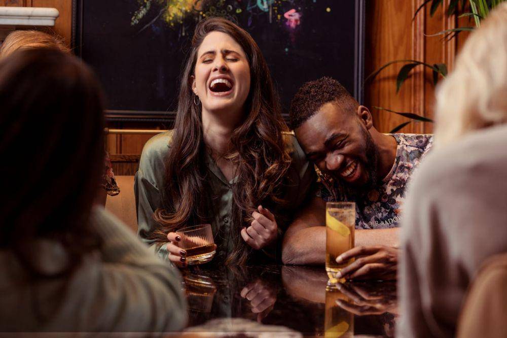 ilustrasi kumpul sama teman (pexels.com/ The OurWhisky Foundation 🥃)