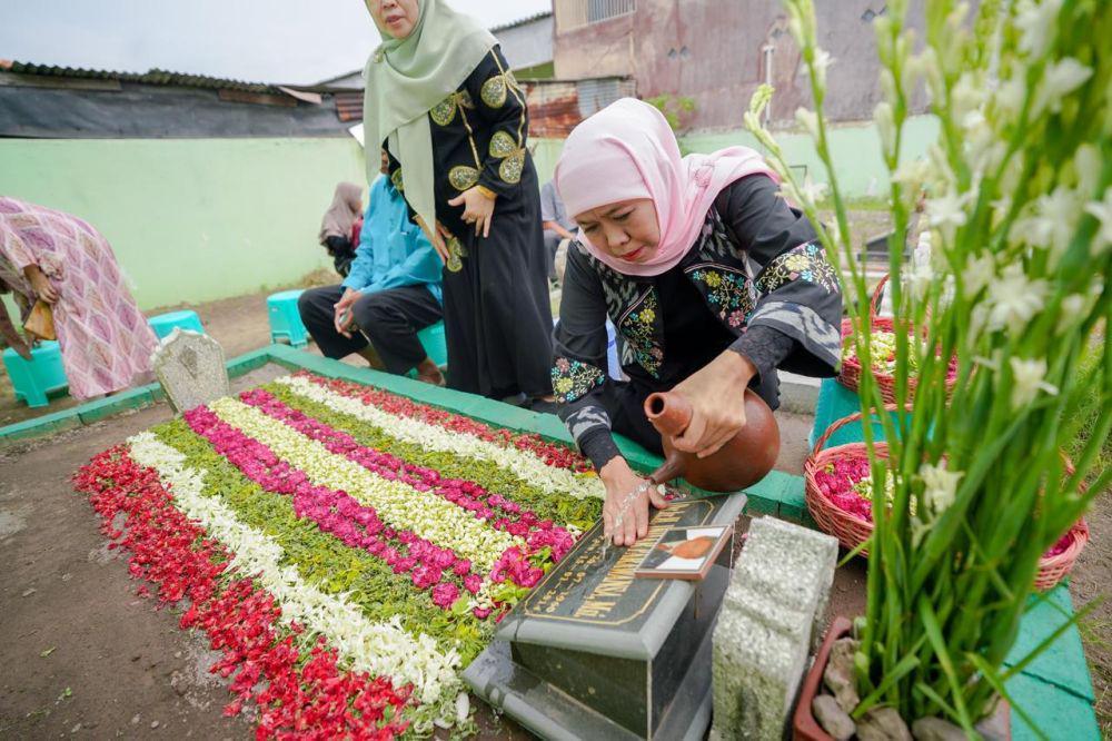 Jelang Dilantik Prabowo, Khofifah Ziarah ke Makam Suami dan Orang Tua