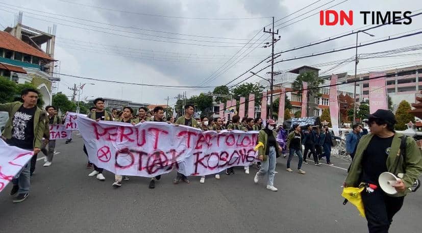 Aksi 'Indonesia Gelap' Surabaya: Butuh Pendidikan, Bukan Makan Gratis