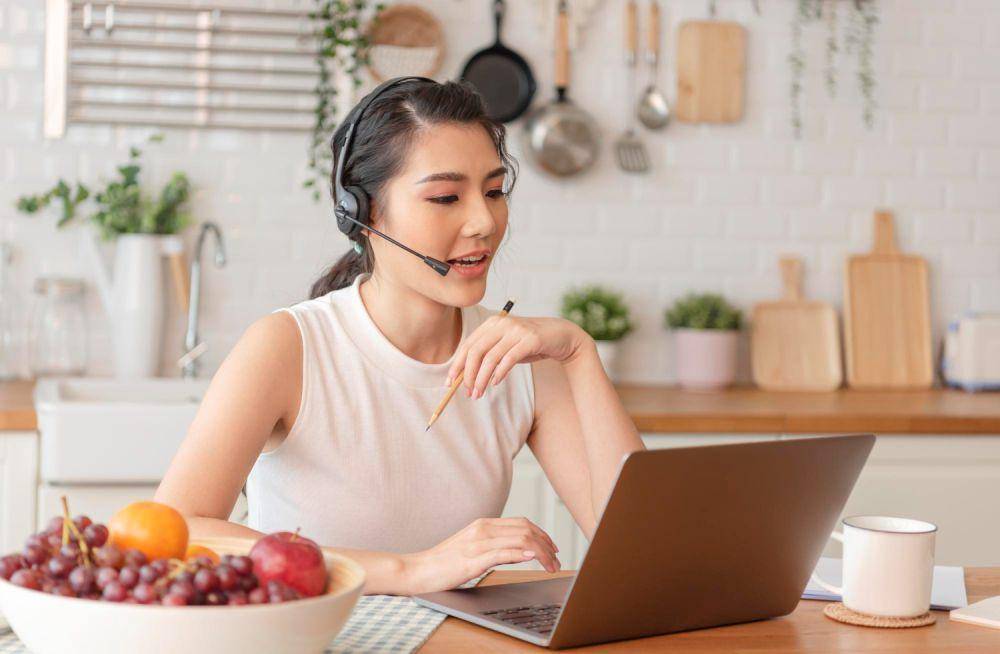 Ilustrasi wanita freelance customer support (freepik.com/our-team)