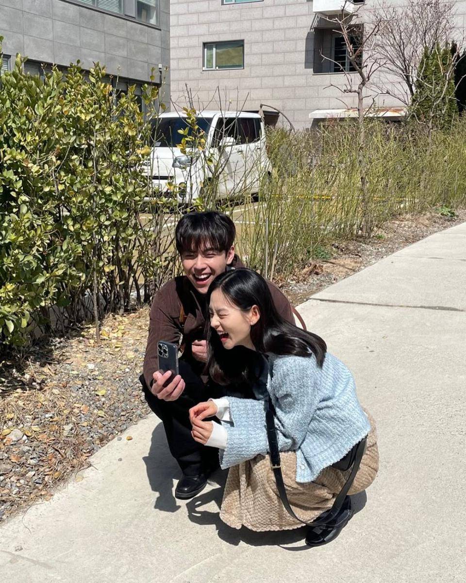 potret Kim Doo Hoon dan Kim Yoon Hye di balik layar Love Scout (instagram.com/7imdohoon)