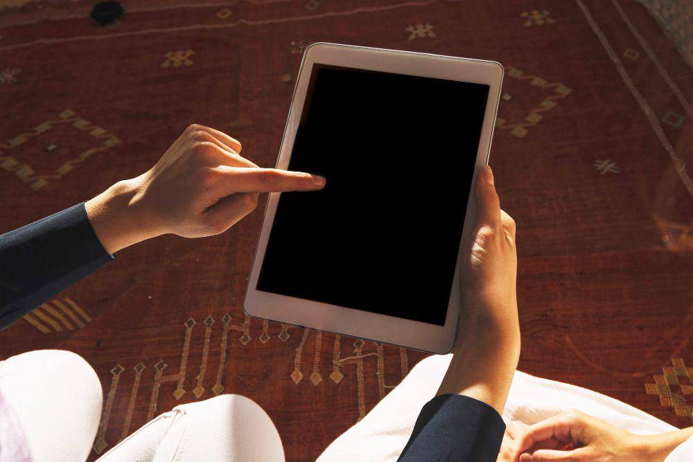 ilustrasi sedang menuntaskan khatam Al-Qur'an menggunakan tablet (freepik.com/freepik)